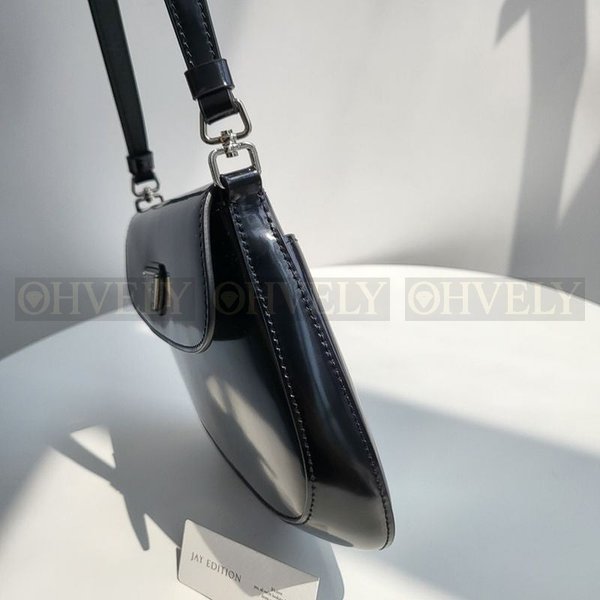 프라다 클레오 브러시드 플랩 숄더백