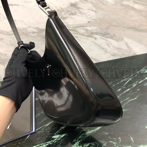 프라다 클레오 브러시드 레더 숄더백