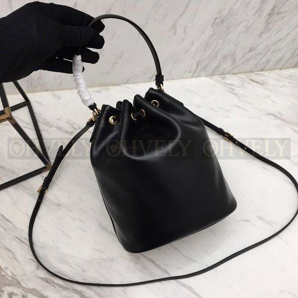 프라다 레더 버킷백