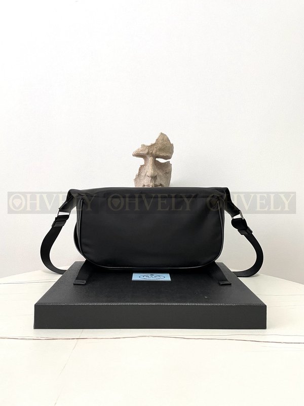 프라다 리나일론 바이커백 미디움