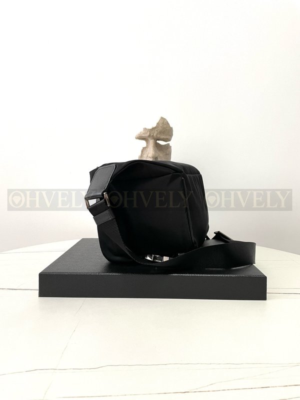 프라다 리나일론 바이커백 미디움