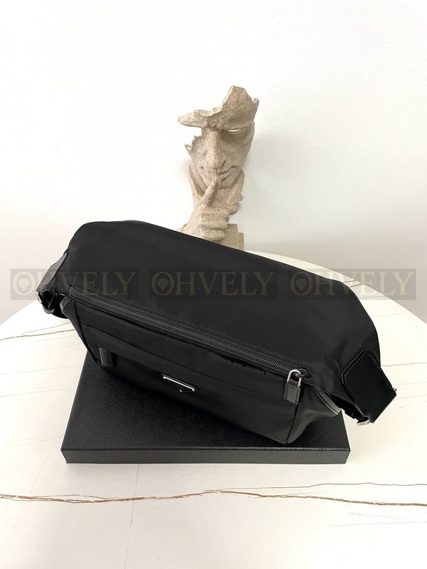 프라다 리나일론 바이커백 미디움