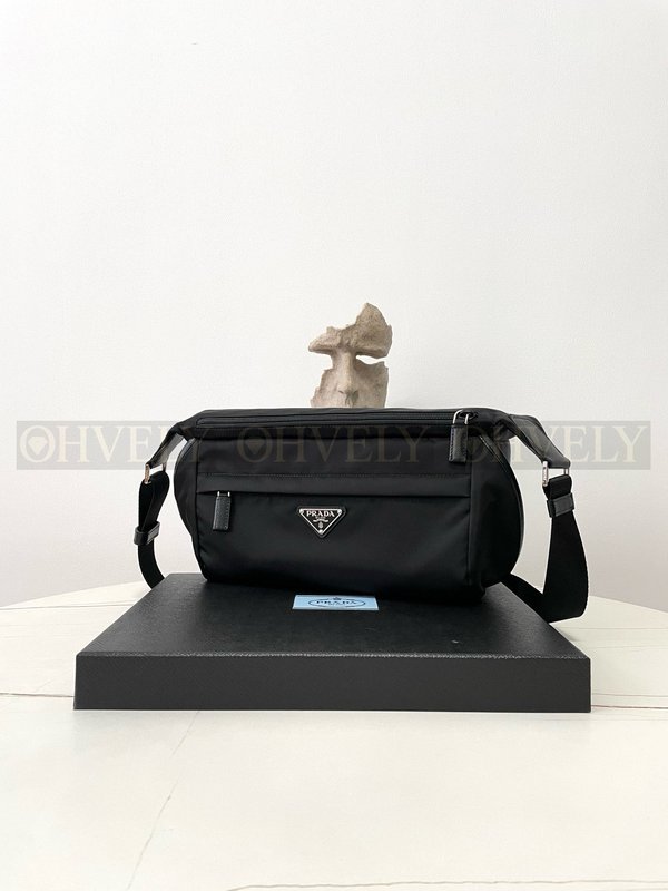 프라다 리나일론 바이커백 미디움