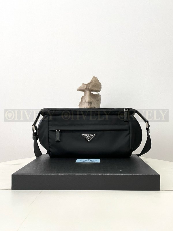 프라다 리나일론 바이커백 미디움