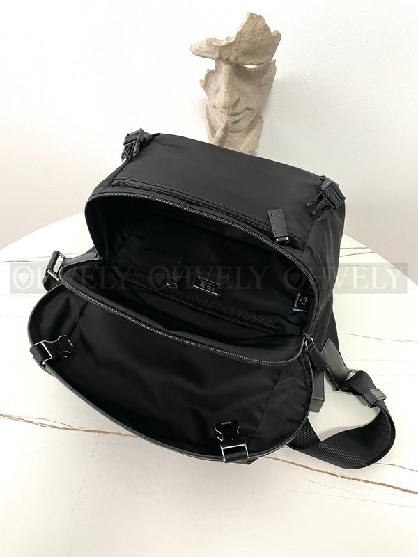 프라다 리나일론 바이커백 미디움