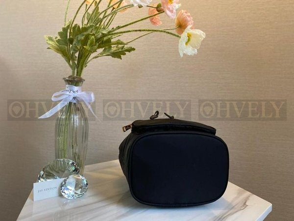 프라다 나일론 버킷백