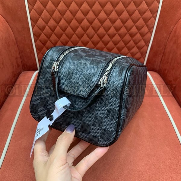 루이비통 토일렛 도프 파우치