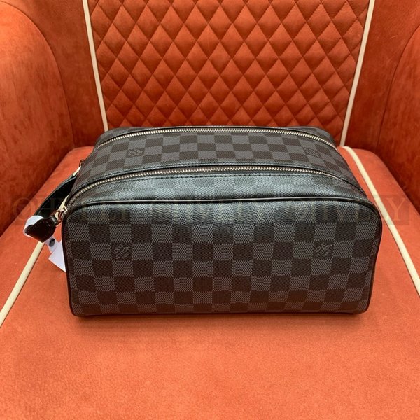 루이비통 토일렛 도프 파우치