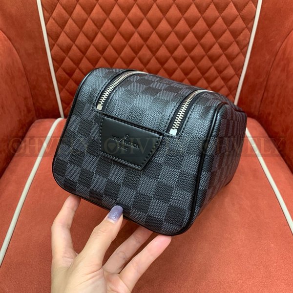 루이비통 토일렛 도프 파우치