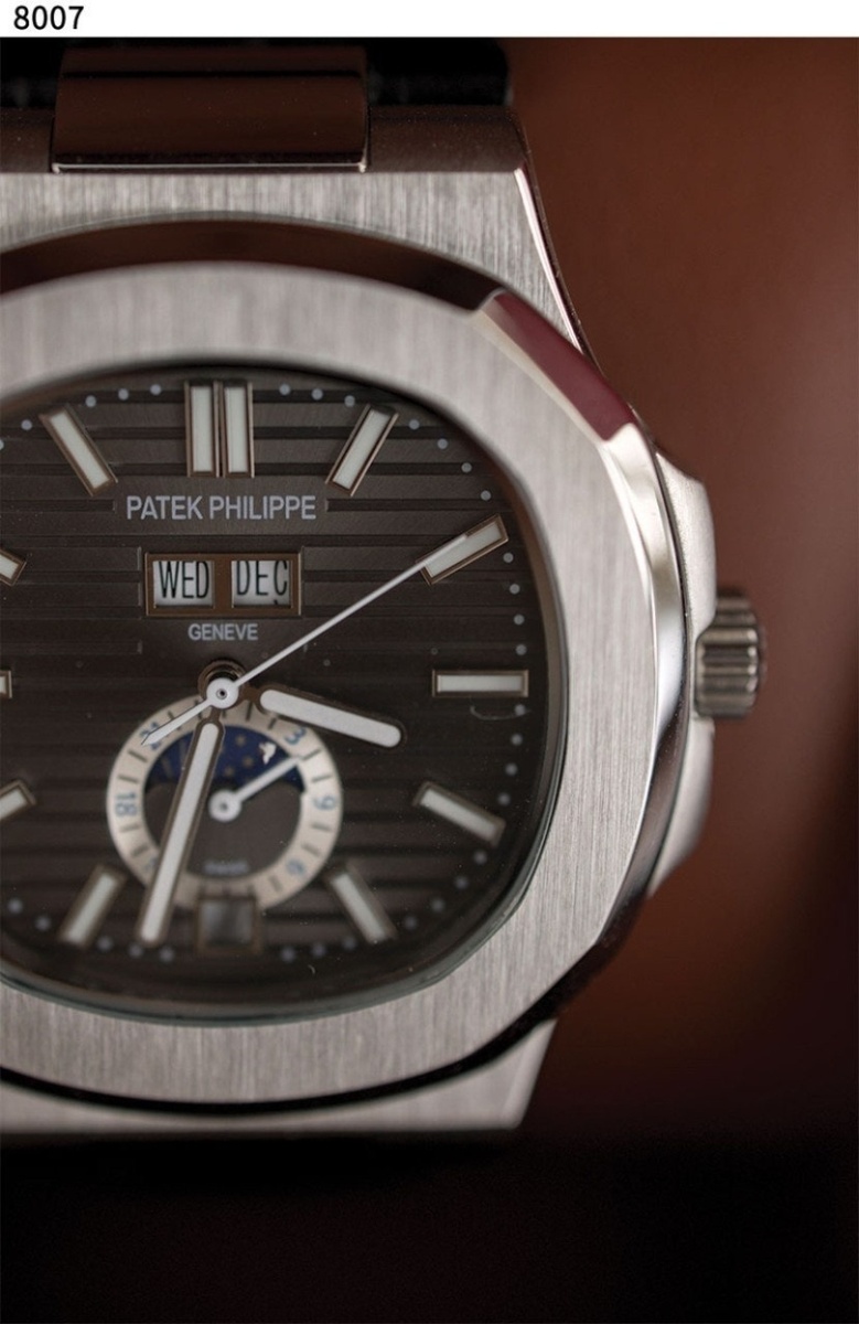 파텍필립 노틸러스 애뉴얼 캘린더