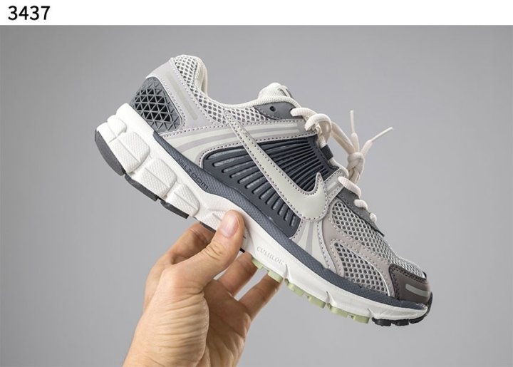 나이키 줌 보메로5 스니커즈