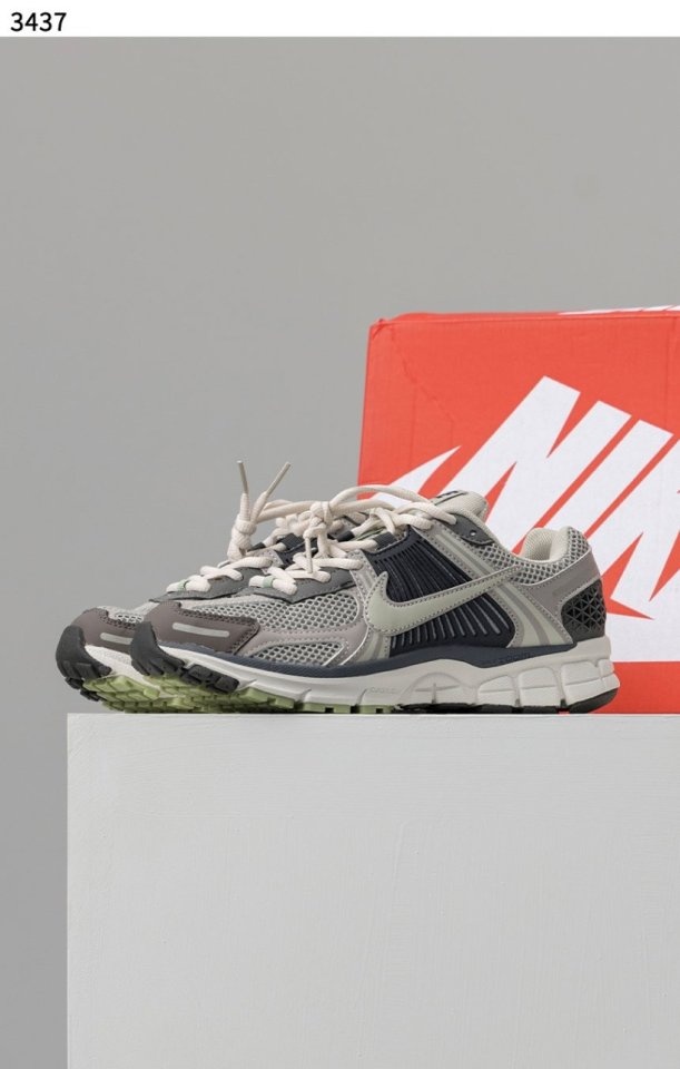 나이키 줌 보메로5 스니커즈