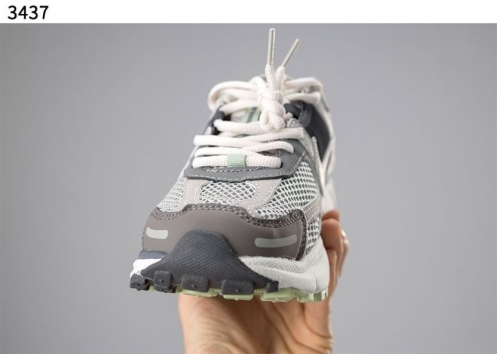 나이키 줌 보메로5 스니커즈