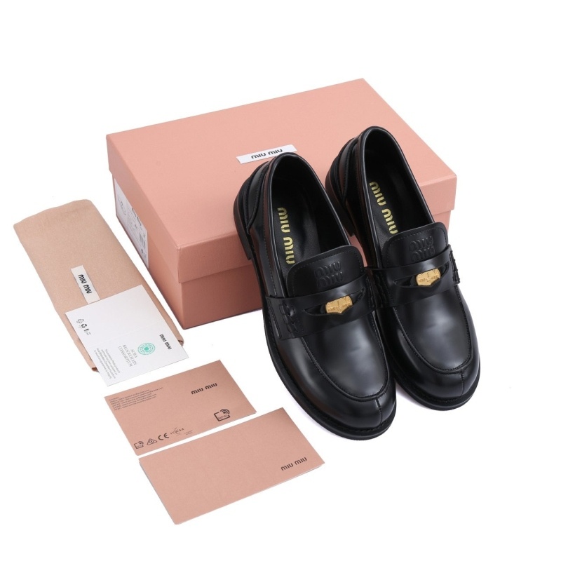 미우미우 여성 브러쉬드 가죽 페니 로퍼