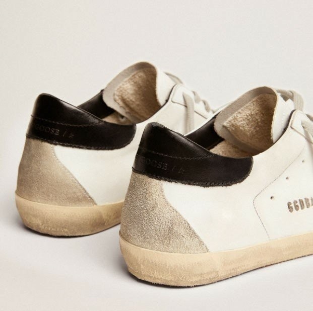 골든구스 블랙힐탭 & 메탈 스터드 레터링 슈퍼스타 스니커즈