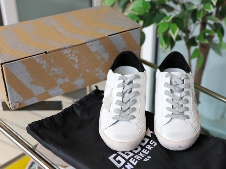 골든구스 블랙힐탭 & 메탈 스터드 레터링 슈퍼스타 스니커즈