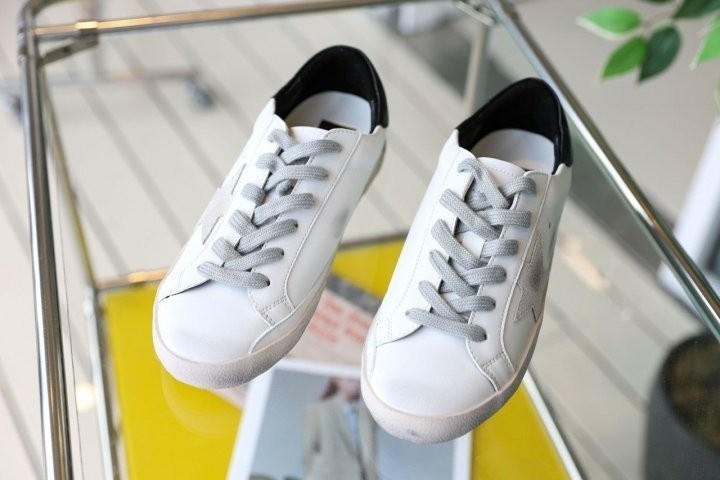 골든구스 블랙힐탭 & 메탈 스터드 레터링 슈퍼스타 스니커즈