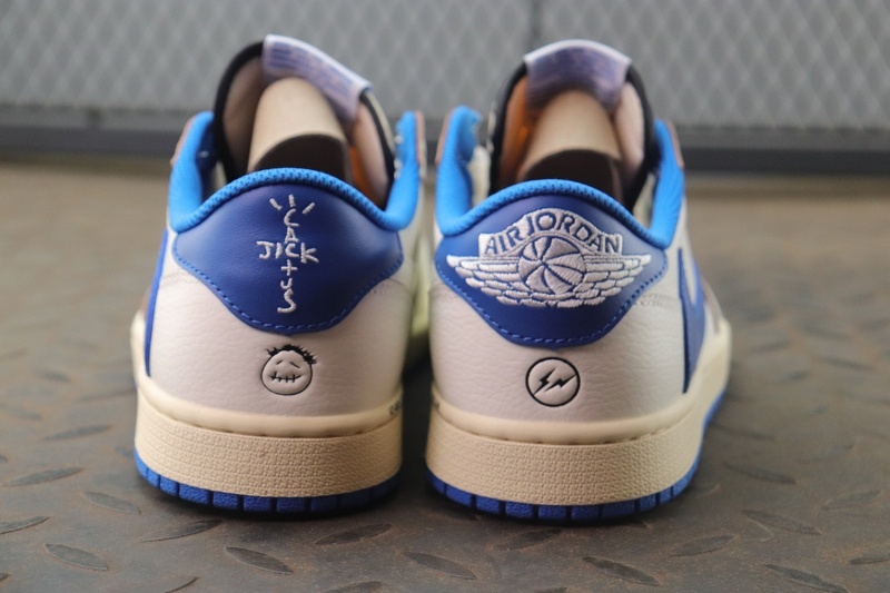 조던 1 x 트래비스 스캇 x 프라그먼트 레트로 로우 OG SP 세일 밀리터리 블루 [정품급]