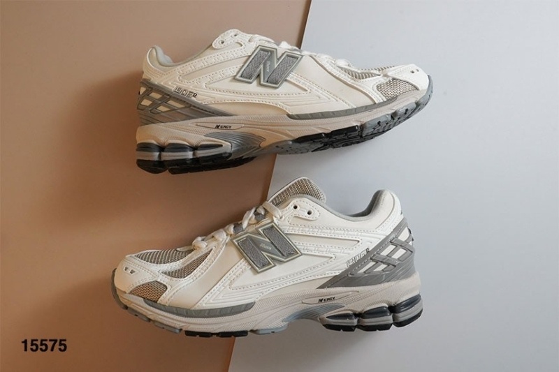 뉴발란스 1906RE 레인클라우드 아이보리