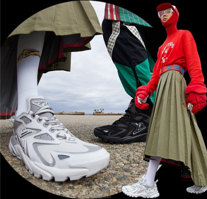 루이비통 러너 스니커즈 화이트 그레이 -풀박스-