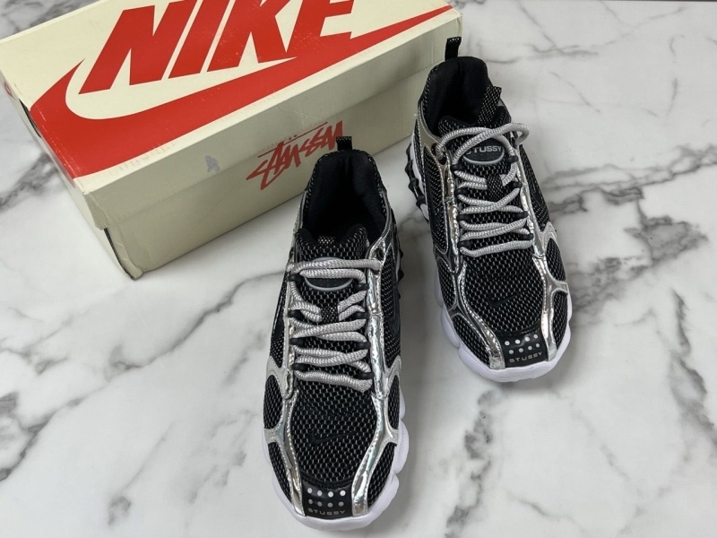 나이키 X 스투시 에어 줌 스피리돈 케이지2 퓨어 플레티넘