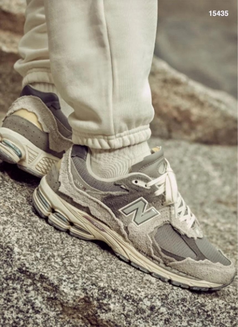 뉴발란스 2002R 프로텍션 팩 그레이