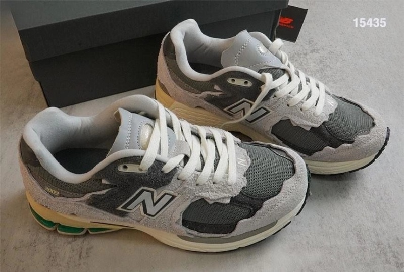 뉴발란스 2002R 프로텍션 팩 그레이