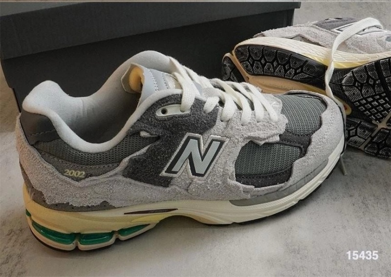 뉴발란스 2002R 프로텍션 팩 그레이
