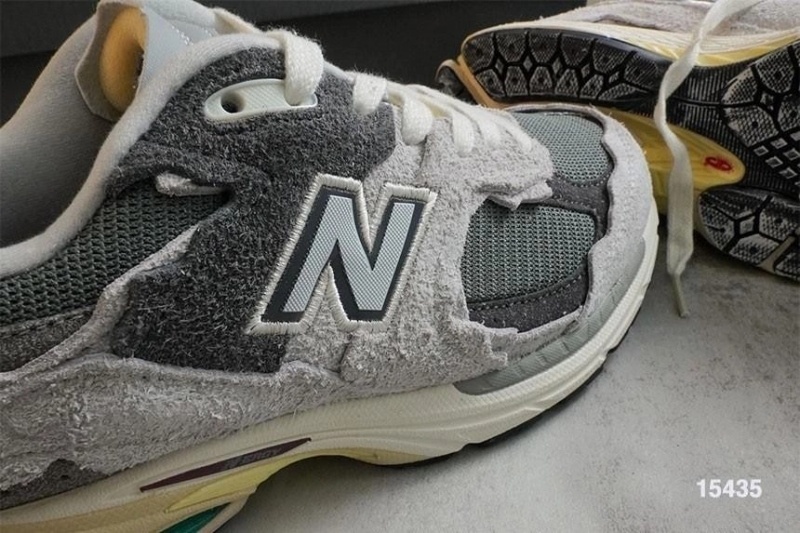 뉴발란스 2002R 프로텍션 팩 그레이