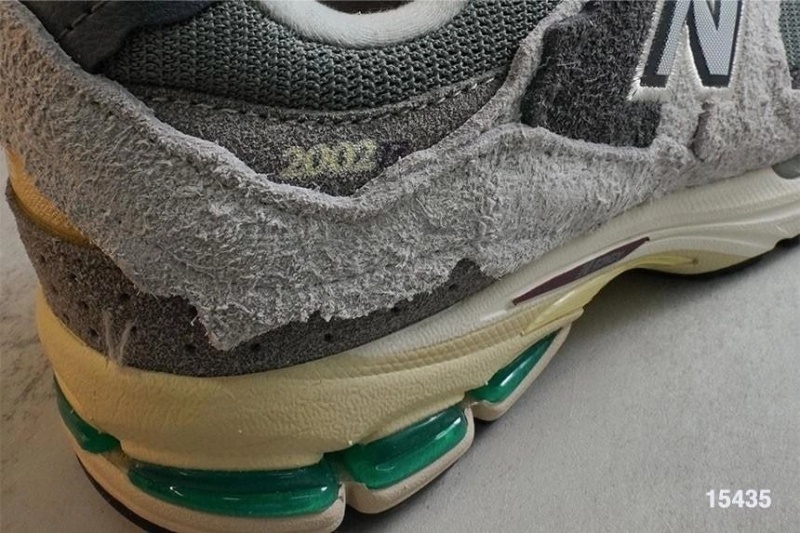 뉴발란스 2002R 프로텍션 팩 그레이