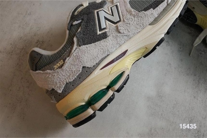 뉴발란스 2002R 프로텍션 팩 그레이