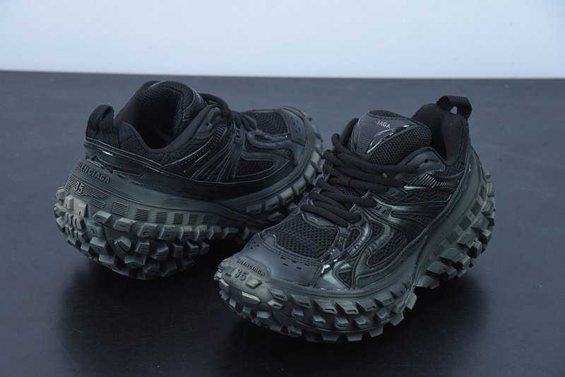 발렌시아가 디펜더 스니커즈 - 블랙