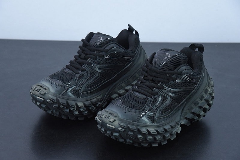 발렌시아가 디펜더 스니커즈 - 블랙