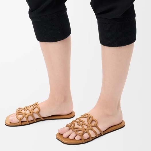 로에베 수입 페달 아나그램 슬라이드 - 2 Color