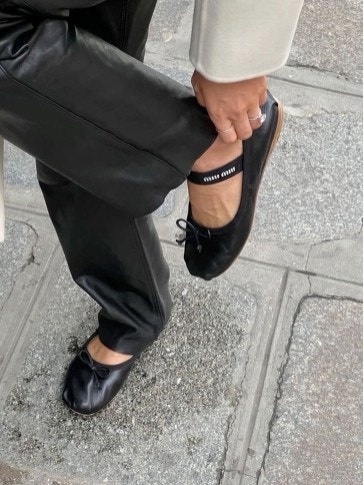 미우미우 여성 새틴 발레리나 슈즈