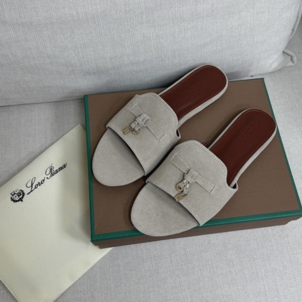 로로피아나 썸머 참스 스웨이드 샌들 뮬 슬리퍼