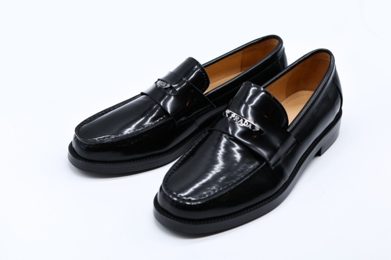 프라다 브러쉬드 가죽 로퍼