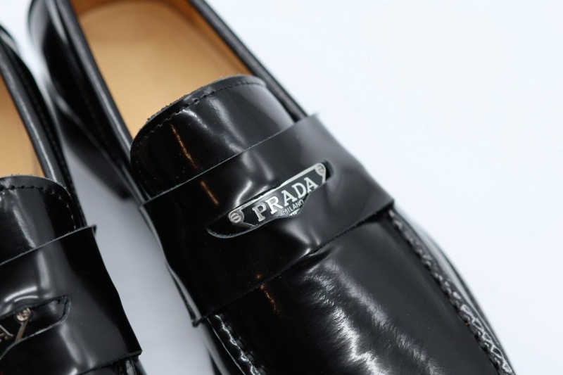 프라다 브러쉬드 가죽 로퍼