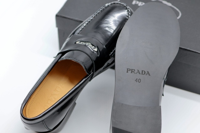 프라다 브러쉬드 가죽 로퍼