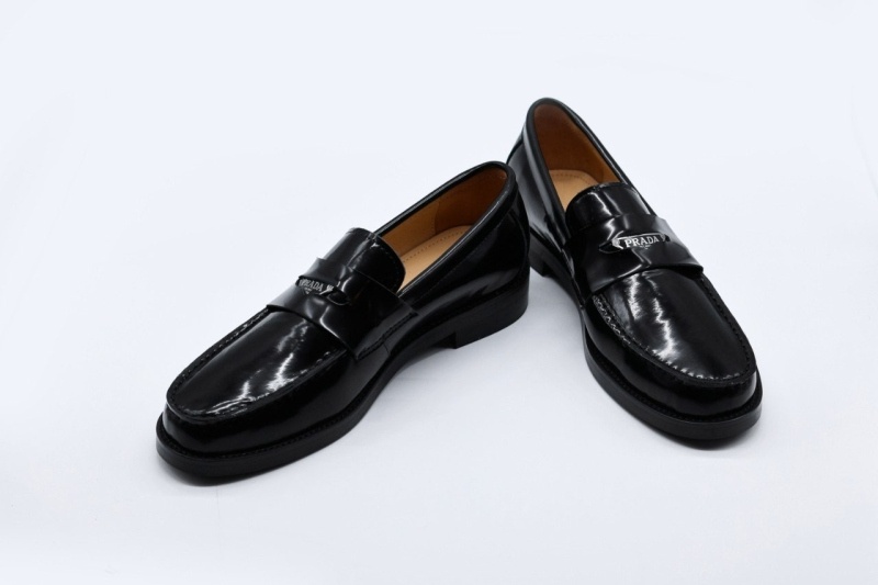 프라다 브러쉬드 가죽 로퍼