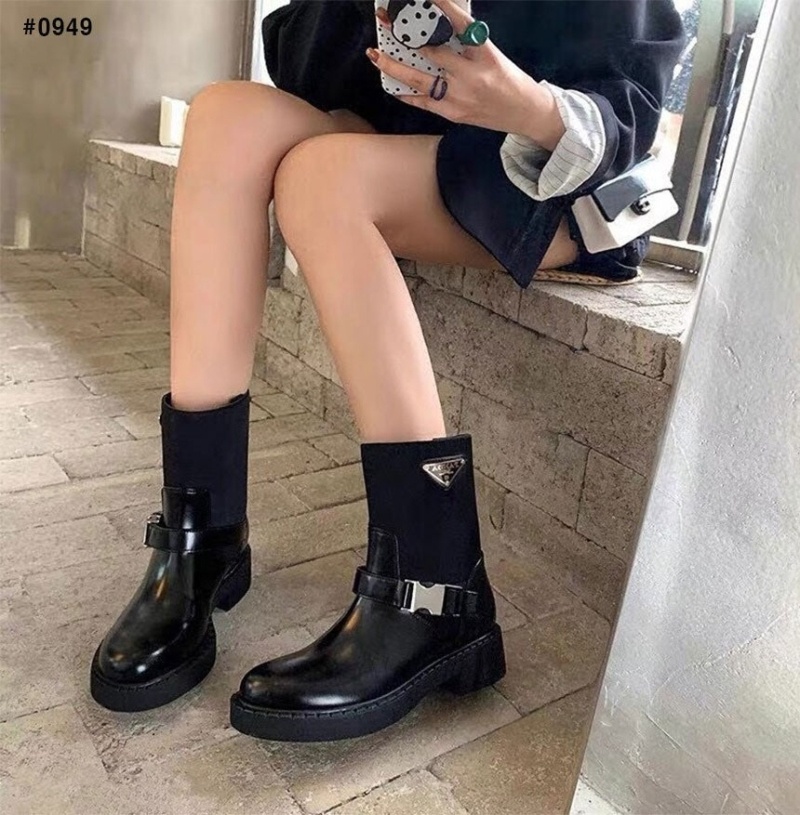 프라다 여성 브러쉬드 레더 리나일론 버클 앵글 부츠