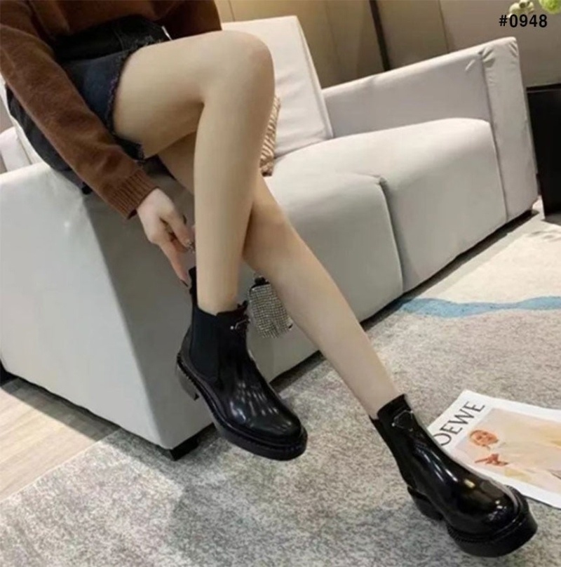 프라다 여성 브러쉬드 레더 첼시 부츠