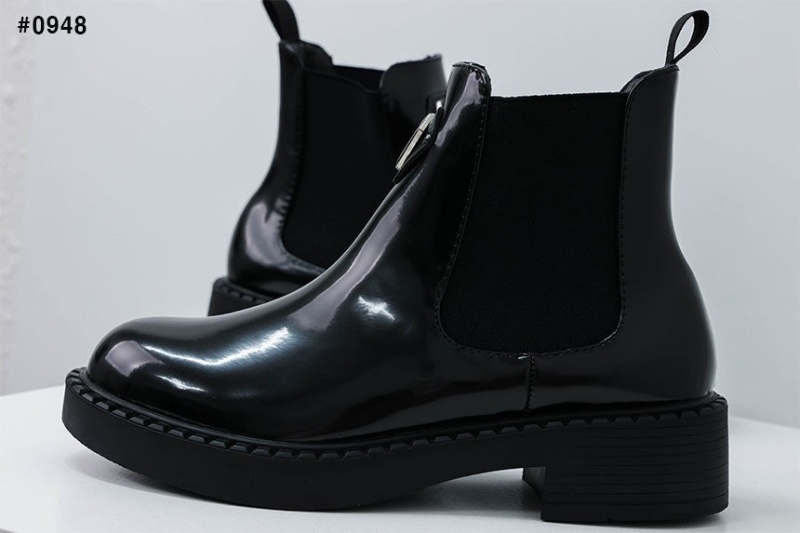 프라다 여성 브러쉬드 레더 첼시 부츠