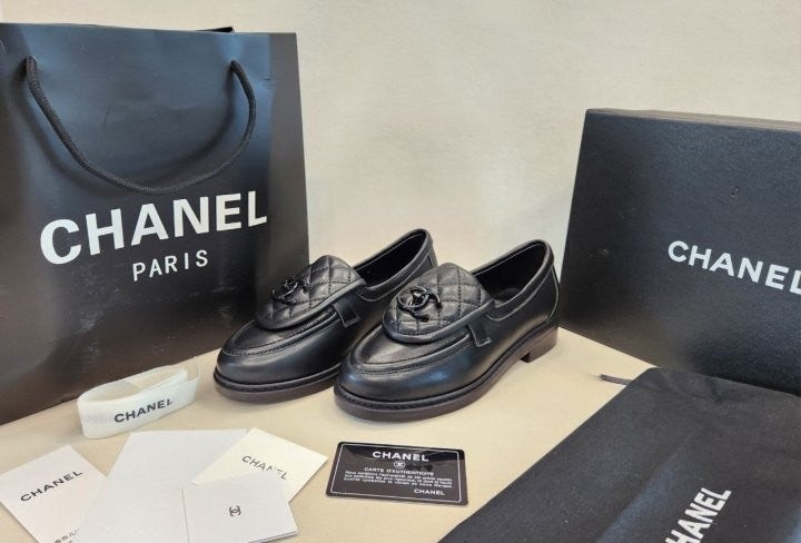 샤넬 블랙램 퀼티드 턴락 CC 로고 로퍼 (고급버전)