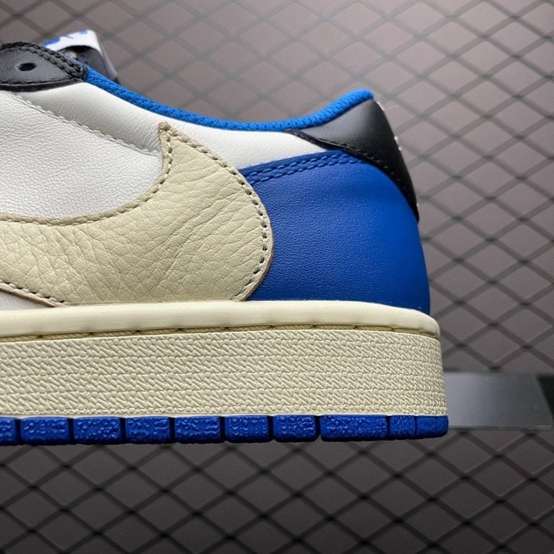 나이키 프라그먼트 X 트래비스 스캇 스니커즈