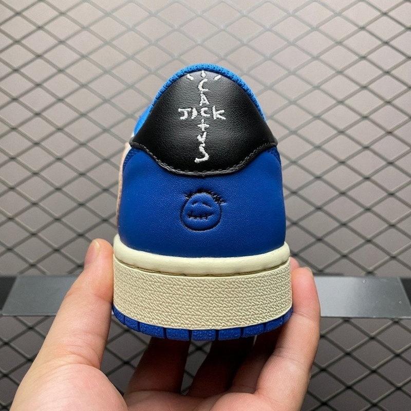 나이키 프라그먼트 X 트래비스 스캇 스니커즈