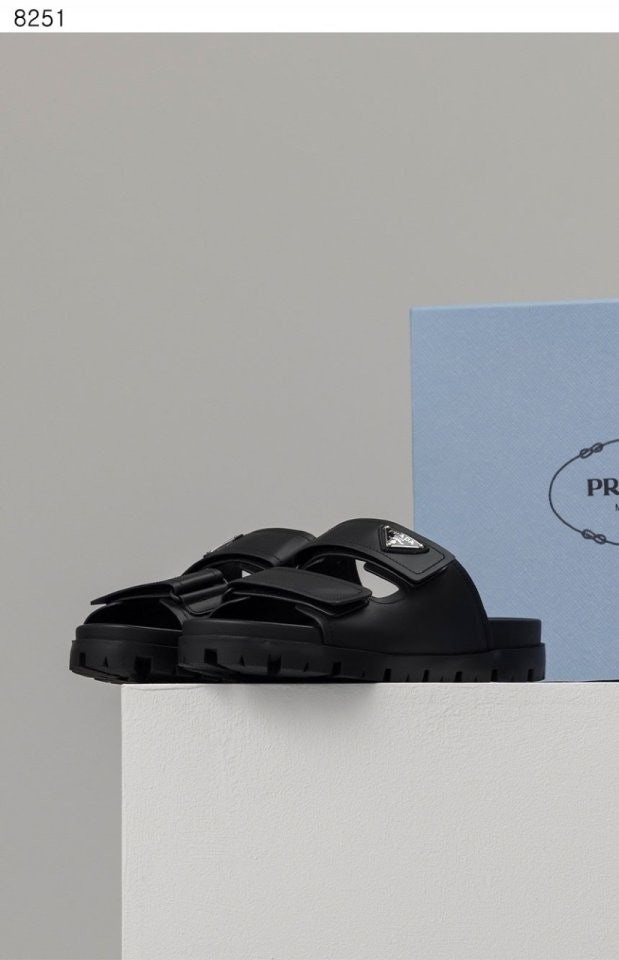 프라다 플라크 레더 슬라이드 은장 로고