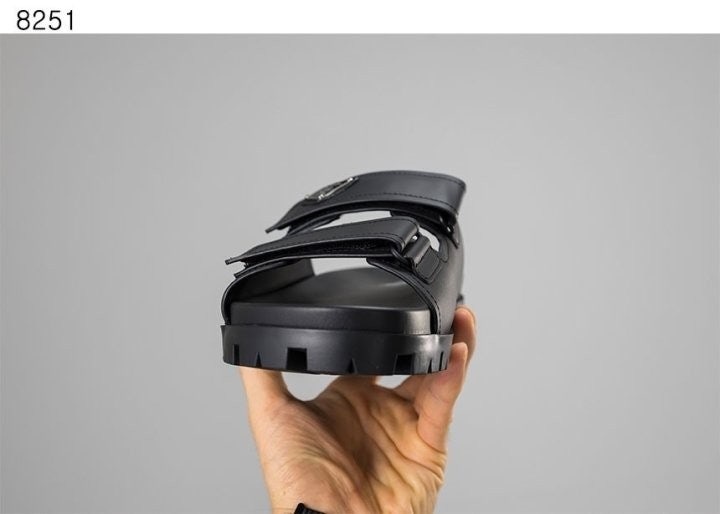 프라다 플라크 레더 슬라이드 은장 로고