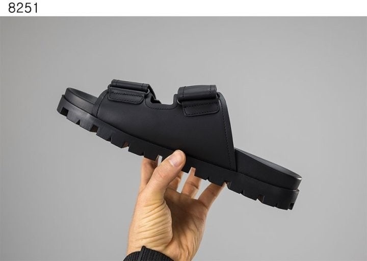 프라다 플라크 레더 슬라이드 은장 로고