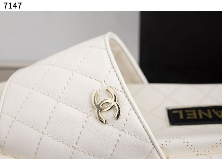 샤넬 CC로고 퀄팅 뮬 슬리퍼